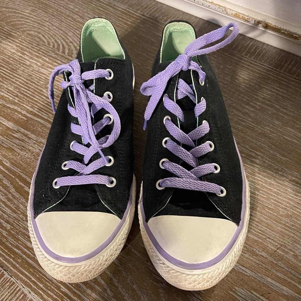 Converse tennis shoes. Big kids size 5. Used but still in great condition.